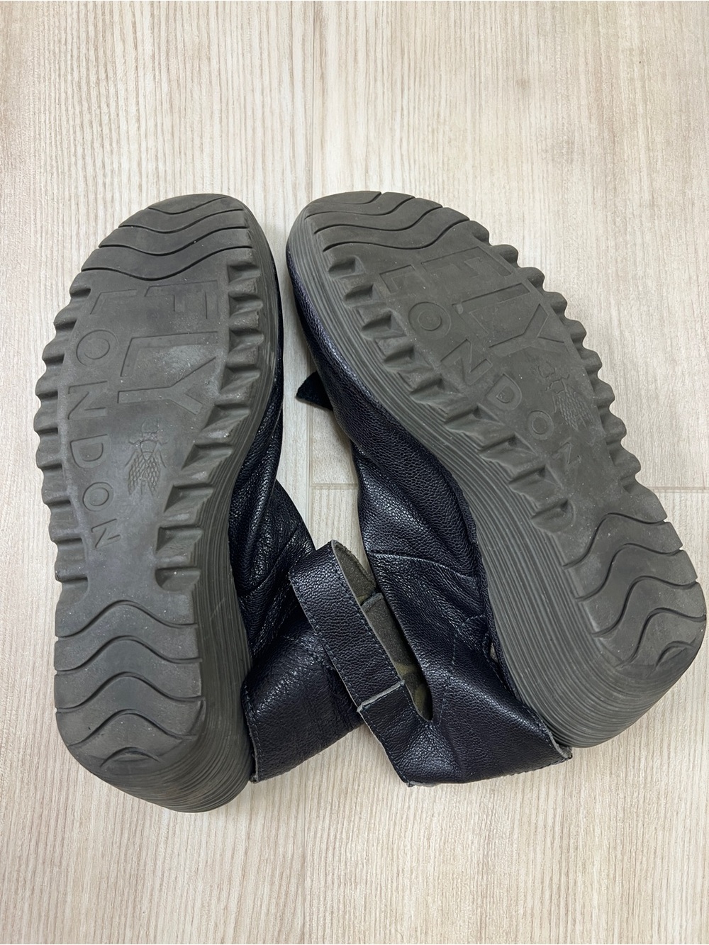 FLY LONDON Yala black leather peep toe wedge sandals / size 39 - Picture 6 of 7